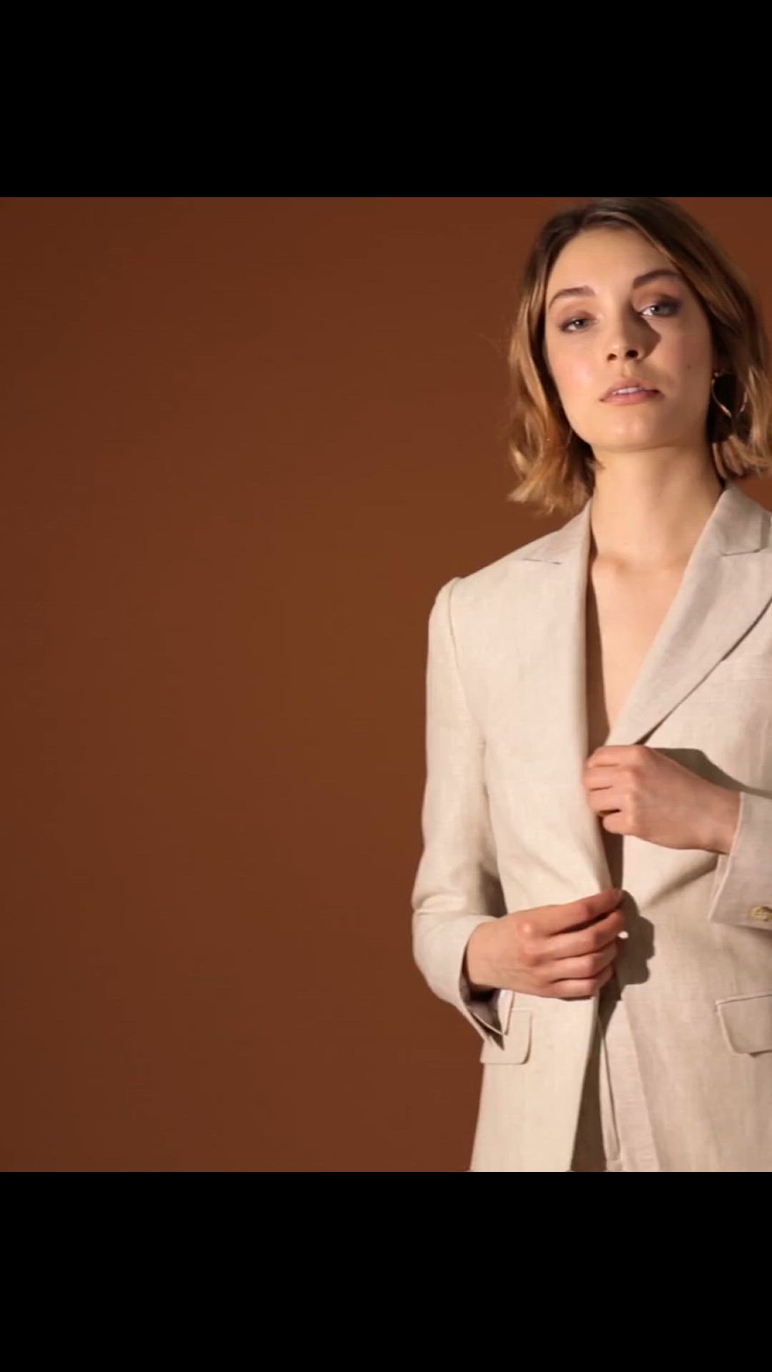 Beige linen Woman Suit with peak lapels | Sumissura
